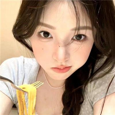 院子里的女人